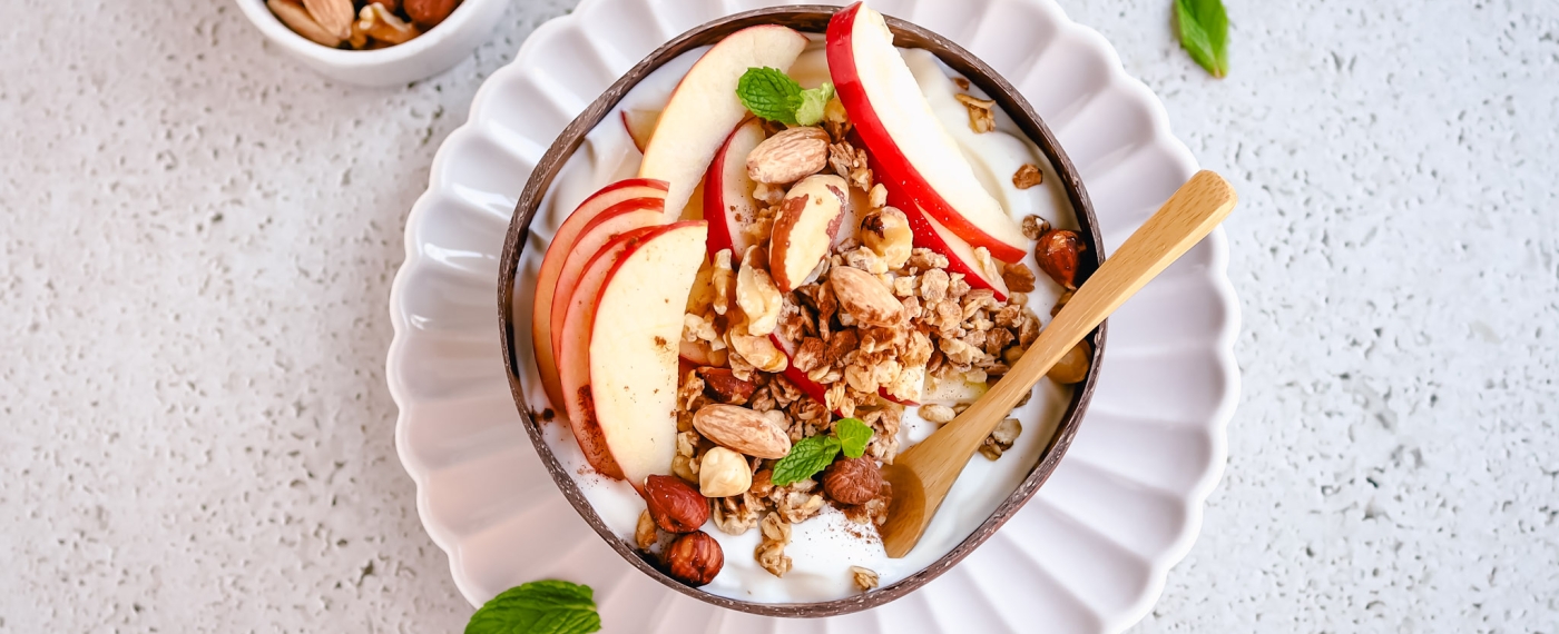 Yoghurt met noten, muesli & appel